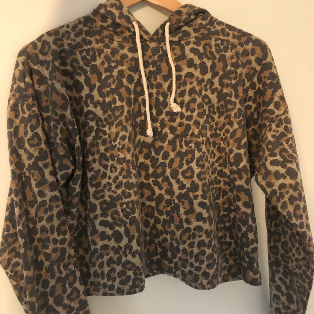 Super cute cheetah print cropped sweatshirt